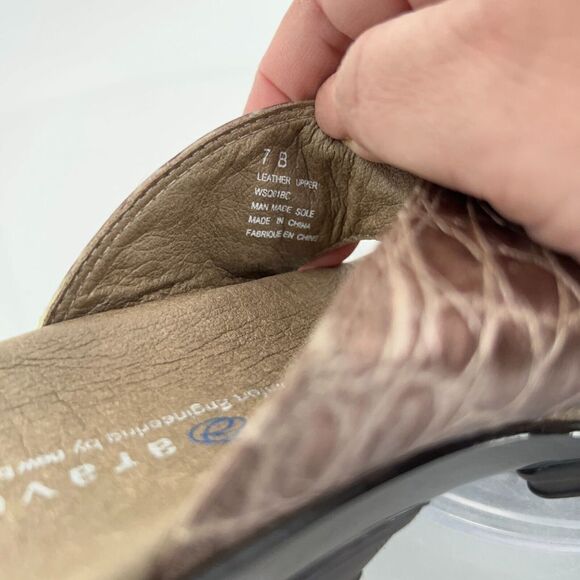 Aravon Quinn Sandals Women's Size 7 Brown Leather Thong Strap Sandal Comfy Croc - Picture 5 of 16